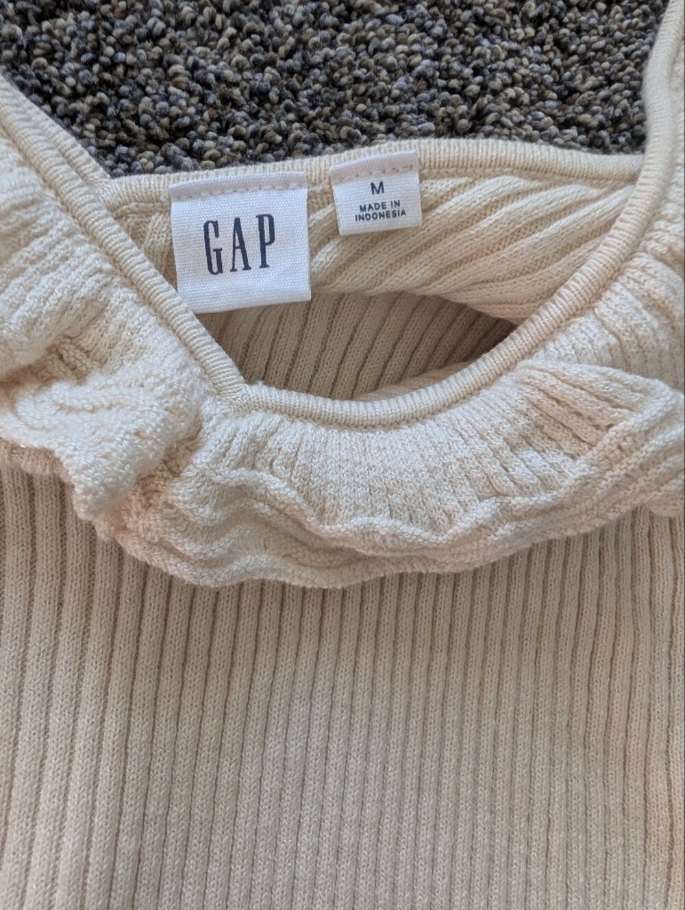 GAP Factory Cream Fitted Ruffled V-Neck Ribbed Tank - Picture 4 of 5